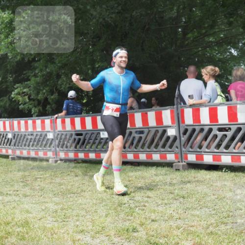 21.06.2025 - 27. Vierlanden-Triathlon KatJ http://msf.ph/oto/7993969 15.06.2025 12:41:30 Ziel 20, 27 meine-sportfotos.de