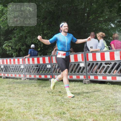 21.06.2025 - 27. Vierlanden-Triathlon KatJ http://msf.ph/oto/7993980 15.06.2025 12:41:30 Ziel 20, 27 meine-sportfotos.de