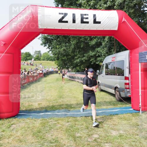 21.06.2025 - 27. Vierlanden-Triathlon MichiJ http://msf.ph/oto/7994018 15.06.2026 11:17:37 Ziel 392, 412 meine-sportfotos.de