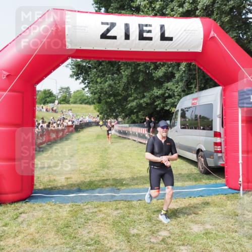 21.06.2025 - 27. Vierlanden-Triathlon MichiJ http://msf.ph/oto/7994027 15.06.2026 11:17:37 Ziel 392, 412 meine-sportfotos.de