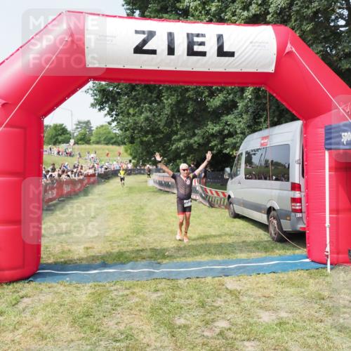 21.06.2025 - 27. Vierlanden-Triathlon MichiJ http://msf.ph/oto/7994059 15.06.2026 11:17:40 Ziel 392, 412 meine-sportfotos.de