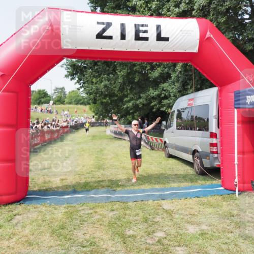 21.06.2025 - 27. Vierlanden-Triathlon MichiJ http://msf.ph/oto/7994099 15.06.2026 11:17:41 Ziel 392, 412 meine-sportfotos.de