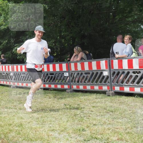21.06.2025 - 27. Vierlanden-Triathlon KatJ http://msf.ph/oto/7994130 15.06.2025 12:41:35 Ziel 20, 753 meine-sportfotos.de