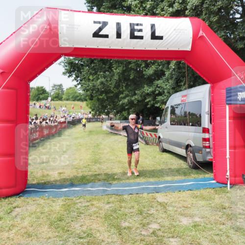 21.06.2025 - 27. Vierlanden-Triathlon MichiJ http://msf.ph/oto/7994136 15.06.2026 11:17:41 Ziel 392, 412 meine-sportfotos.de