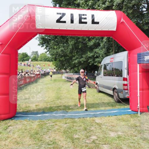 21.06.2025 - 27. Vierlanden-Triathlon MichiJ http://msf.ph/oto/7994152 15.06.2026 11:17:41 Ziel 392, 412 meine-sportfotos.de
