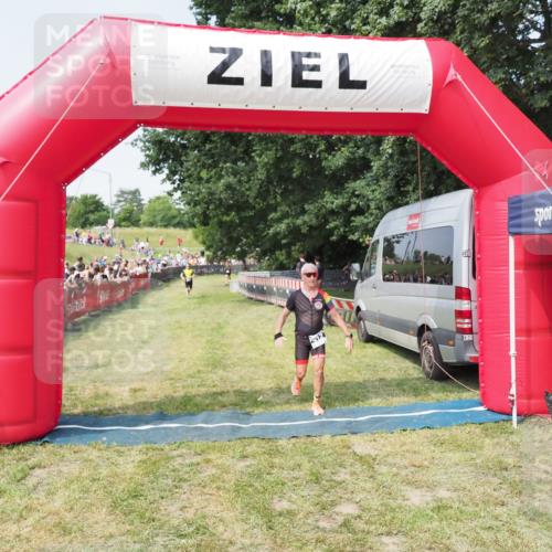 21.06.2025 - 27. Vierlanden-Triathlon MichiJ http://msf.ph/oto/7994168 15.06.2026 11:17:41 Ziel 392, 412 meine-sportfotos.de