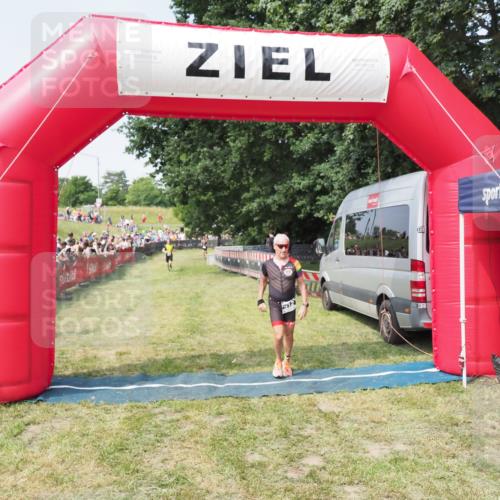 21.06.2025 - 27. Vierlanden-Triathlon MichiJ http://msf.ph/oto/7994182 15.06.2026 11:17:41 Ziel 392, 412 meine-sportfotos.de