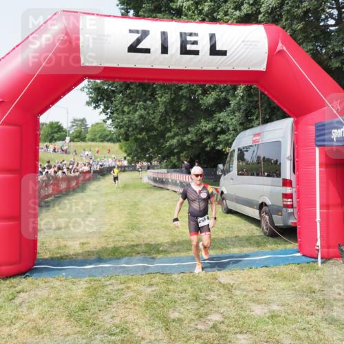 21.06.2025 - 27. Vierlanden-Triathlon MichiJ http://msf.ph/oto/7994236 15.06.2026 11:17:41 Ziel 392, 412 meine-sportfotos.de