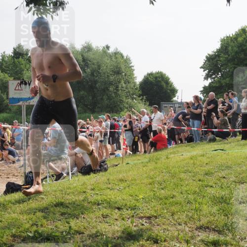 15.06.2025 - 27. Vierlanden-Triathlon KatJ http://msf.ph/oto/7994422 15.06.2025 09:54:44 Schwimmen 262, 294, 297, 318 meine-sportfotos.de