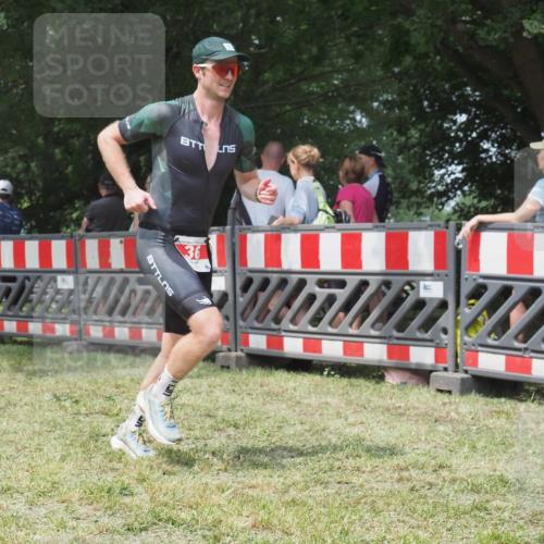 21.06.2025 - 27. Vierlanden-Triathlon KatJ http://msf.ph/oto/7994428 15.06.2025 12:42:40 Ziel 36 meine-sportfotos.de