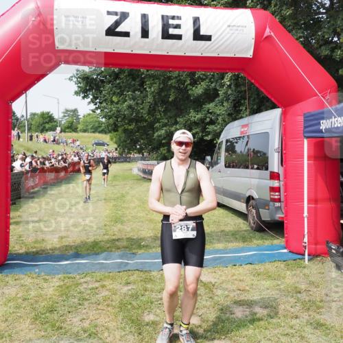 21.06.2025 - 27. Vierlanden-Triathlon MichiJ http://msf.ph/oto/7994444 15.06.2026 11:17:53 Ziel 287, 293, 456 meine-sportfotos.de