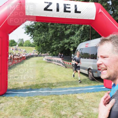 21.06.2025 - 27. Vierlanden-Triathlon MichiJ http://msf.ph/oto/7994536 15.06.2026 11:18:08 Ziel 462 meine-sportfotos.de