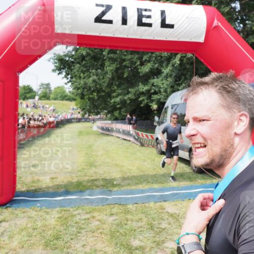 21.06.2025 - 27. Vierlanden-Triathlon MichiJ http://msf.ph/oto/7994552 15.06.2026 11:18:08 Ziel 462 meine-sportfotos.de