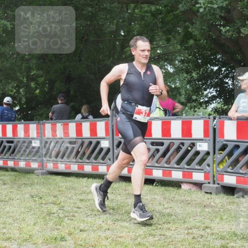 21.06.2025 - 27. Vierlanden-Triathlon KatJ http://msf.ph/oto/7994556 15.06.2025 12:43:10 Ziel 37 meine-sportfotos.de