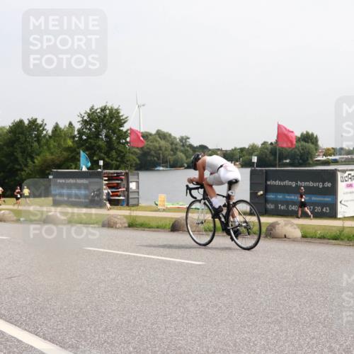 15.06.2025 - 27. Vierlanden-Triathlon H.Heesch http://msf.ph/oto/7994561 15.06.2025 11:22:30 Radfahren 218, 767, 920 meine-sportfotos.de