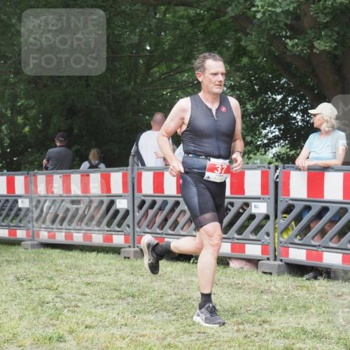 21.06.2025 - 27. Vierlanden-Triathlon KatJ http://msf.ph/oto/7994570 15.06.2025 12:43:10 Ziel 37 meine-sportfotos.de