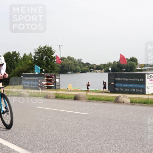 15.06.2025 - 27. Vierlanden-Triathlon H.Heesch http://msf.ph/oto/7994588 15.06.2025 11:22:36 Radfahren 74, 198, 920, 951 meine-sportfotos.de