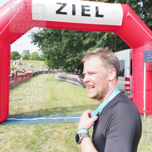 21.06.2025 - 27. Vierlanden-Triathlon MichiJ http://msf.ph/oto/7994597 15.06.2026 11:18:08 Ziel 462 meine-sportfotos.de