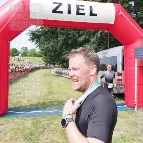 21.06.2025 - 27. Vierlanden-Triathlon MichiJ http://msf.ph/oto/7994614 15.06.2026 11:18:08 Ziel 462 meine-sportfotos.de
