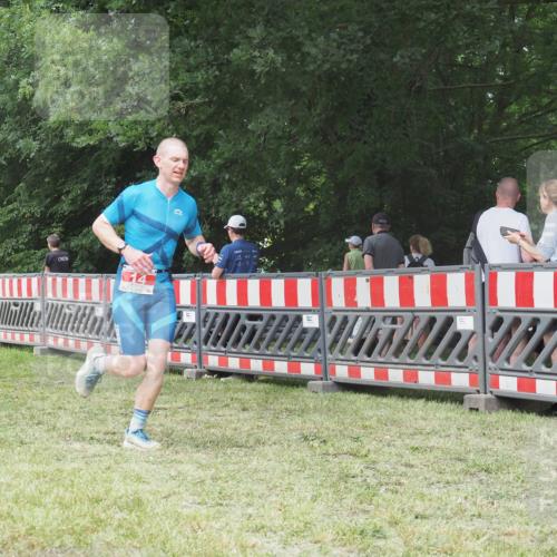 21.06.2025 - 27. Vierlanden-Triathlon KatJ http://msf.ph/oto/7994687 15.06.2025 12:44:04 Ziel 14, 978 meine-sportfotos.de