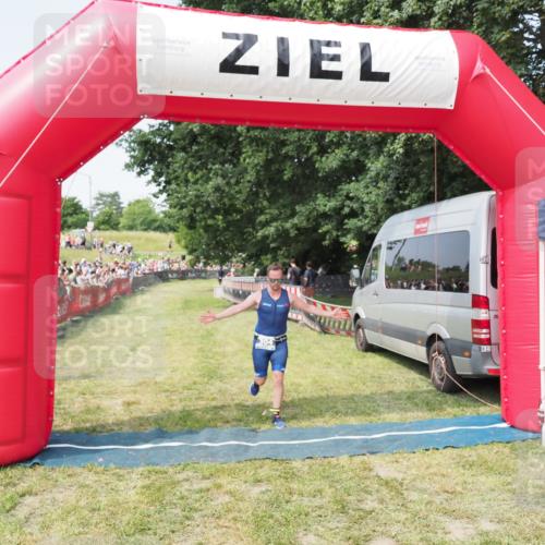 21.06.2025 - 27. Vierlanden-Triathlon MichiJ http://msf.ph/oto/7994692 15.06.2026 11:18:19 Ziel 304 meine-sportfotos.de