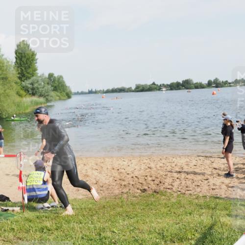21.06.2025 - 27. Vierlanden-Triathlon MichiJ http://msf.ph/oto/7994719 15.06.2026 09:56:23 Schwimmen 260, 314, 323, 438 meine-sportfotos.de