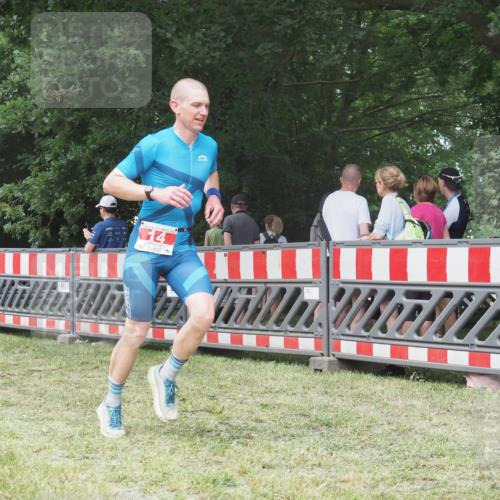 21.06.2025 - 27. Vierlanden-Triathlon KatJ http://msf.ph/oto/7994720 15.06.2025 12:44:05 Ziel 14, 978 meine-sportfotos.de
