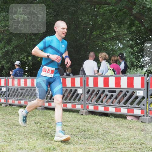 21.06.2025 - 27. Vierlanden-Triathlon KatJ http://msf.ph/oto/7994728 15.06.2025 12:44:05 Ziel 14, 978 meine-sportfotos.de