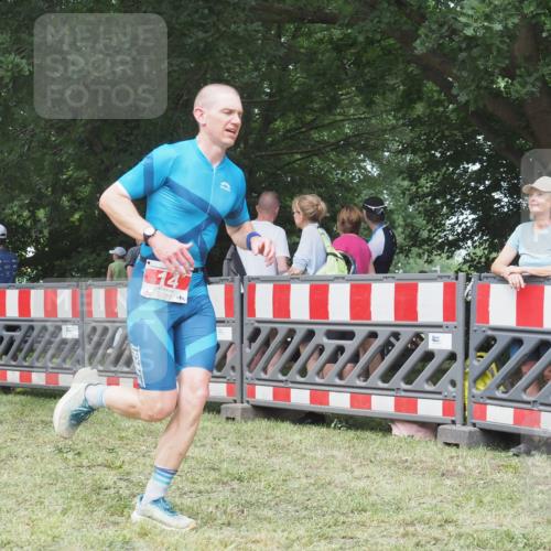 21.06.2025 - 27. Vierlanden-Triathlon KatJ http://msf.ph/oto/7994733 15.06.2025 12:44:05 Ziel 14, 978 meine-sportfotos.de