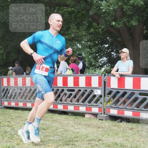 21.06.2025 - 27. Vierlanden-Triathlon KatJ http://msf.ph/oto/7994742 15.06.2025 12:44:05 Ziel 14, 978 meine-sportfotos.de