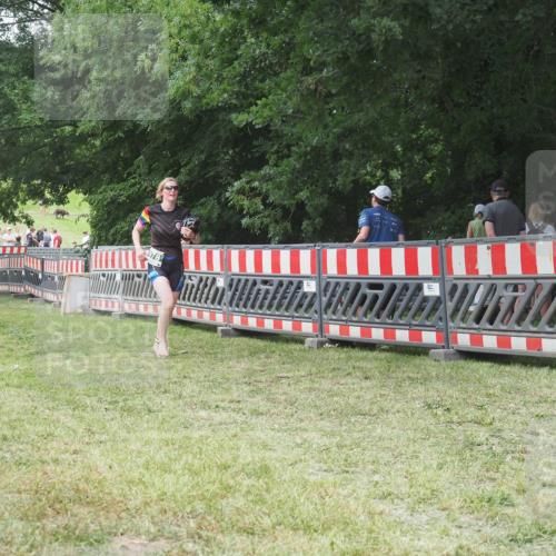 21.06.2025 - 27. Vierlanden-Triathlon KatJ http://msf.ph/oto/7994750 15.06.2025 12:44:10 Ziel 978 meine-sportfotos.de