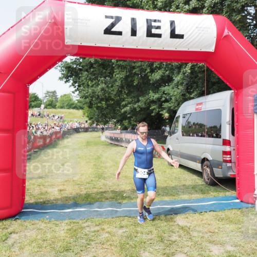 21.06.2025 - 27. Vierlanden-Triathlon MichiJ http://msf.ph/oto/7994756 15.06.2026 11:18:20 Ziel 304 meine-sportfotos.de