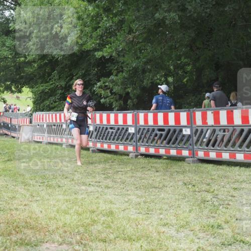 21.06.2025 - 27. Vierlanden-Triathlon KatJ http://msf.ph/oto/7994768 15.06.2025 12:44:10 Ziel 978 meine-sportfotos.de