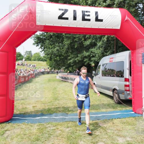 21.06.2025 - 27. Vierlanden-Triathlon MichiJ http://msf.ph/oto/7994773 15.06.2026 11:18:20 Ziel 304 meine-sportfotos.de