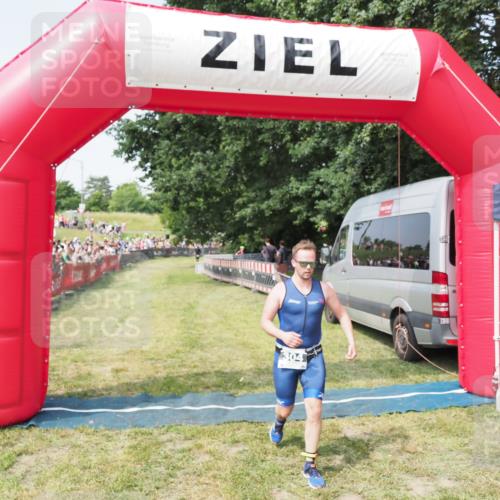 21.06.2025 - 27. Vierlanden-Triathlon MichiJ http://msf.ph/oto/7994788 15.06.2026 11:18:20 Ziel 304 meine-sportfotos.de