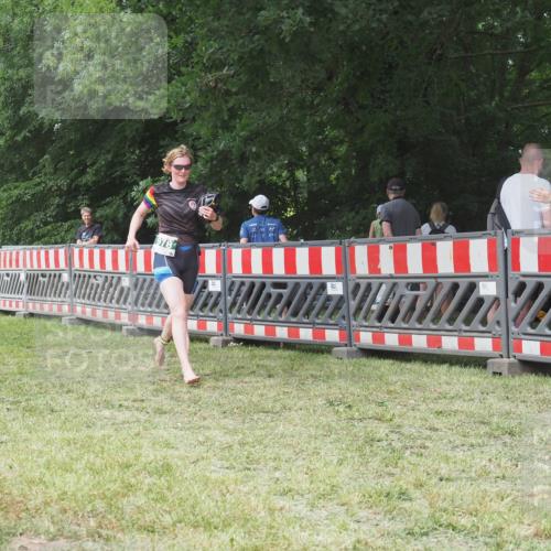 21.06.2025 - 27. Vierlanden-Triathlon KatJ http://msf.ph/oto/7994789 15.06.2025 12:44:11 Ziel 978 meine-sportfotos.de
