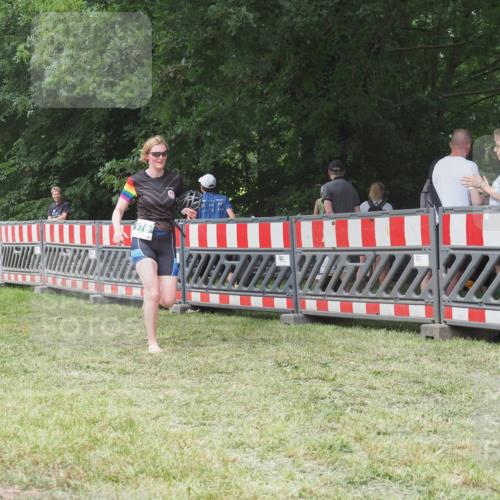 21.06.2025 - 27. Vierlanden-Triathlon KatJ http://msf.ph/oto/7994797 15.06.2025 12:44:11 Ziel 978 meine-sportfotos.de
