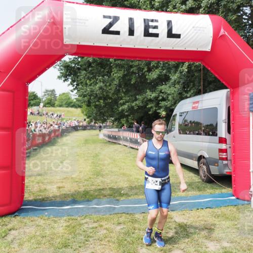 21.06.2025 - 27. Vierlanden-Triathlon MichiJ http://msf.ph/oto/7994802 15.06.2026 11:18:20 Ziel 304 meine-sportfotos.de