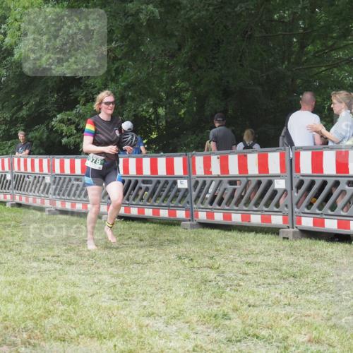 21.06.2025 - 27. Vierlanden-Triathlon KatJ http://msf.ph/oto/7994804 15.06.2025 12:44:11 Ziel 978 meine-sportfotos.de