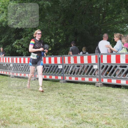 21.06.2025 - 27. Vierlanden-Triathlon KatJ http://msf.ph/oto/7994817 15.06.2025 12:44:11 Ziel 978 meine-sportfotos.de
