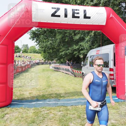 21.06.2025 - 27. Vierlanden-Triathlon MichiJ http://msf.ph/oto/7994822 15.06.2026 11:18:21 Ziel 304 meine-sportfotos.de