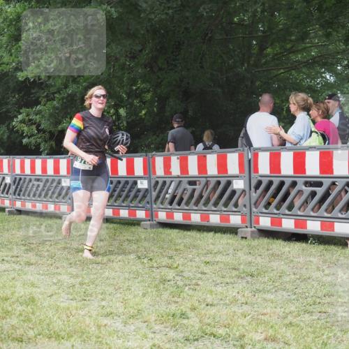 21.06.2025 - 27. Vierlanden-Triathlon KatJ http://msf.ph/oto/7994830 15.06.2025 12:44:11 Ziel 978 meine-sportfotos.de