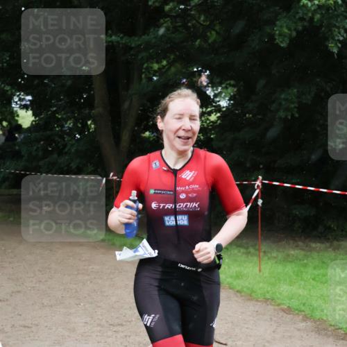 21.06.2025 - 27. Vierlanden-Triathlon Lena Gebhardt http://msf.ph/oto/7994832 15.06.2025 13:49:15 Laufen  meine-sportfotos.de