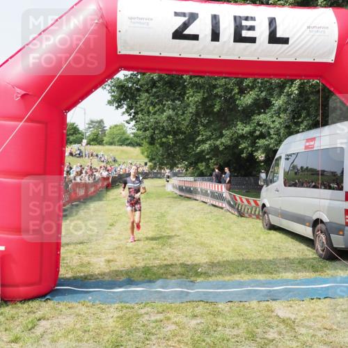 21.06.2025 - 27. Vierlanden-Triathlon MichiJ http://msf.ph/oto/7994841 15.06.2026 11:18:40 Ziel 513 meine-sportfotos.de