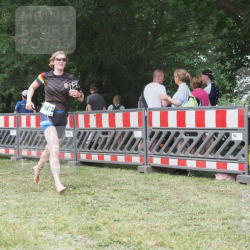21.06.2025 - 27. Vierlanden-Triathlon KatJ http://msf.ph/oto/7994855 15.06.2025 12:44:11 Ziel 978 meine-sportfotos.de
