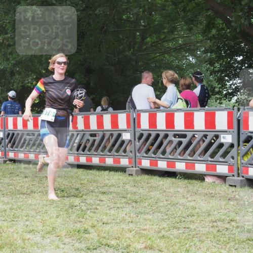21.06.2025 - 27. Vierlanden-Triathlon KatJ http://msf.ph/oto/7994869 15.06.2025 12:44:11 Ziel 978 meine-sportfotos.de