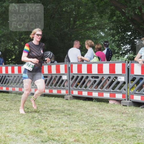 21.06.2025 - 27. Vierlanden-Triathlon KatJ http://msf.ph/oto/7994883 15.06.2025 12:44:12 Ziel 978 meine-sportfotos.de