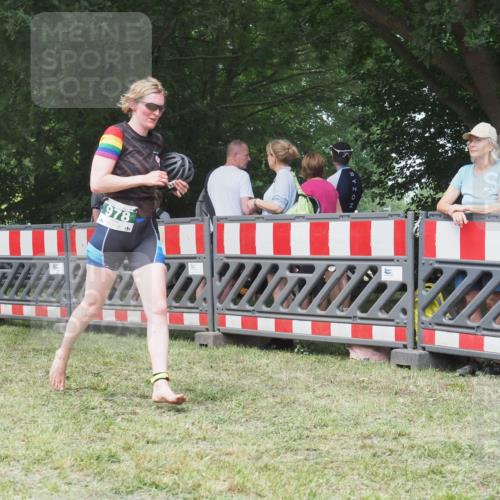 21.06.2025 - 27. Vierlanden-Triathlon KatJ http://msf.ph/oto/7994894 15.06.2025 12:44:12 Ziel 978 meine-sportfotos.de