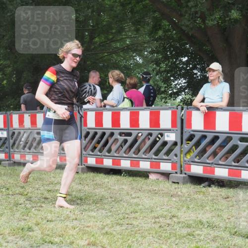 21.06.2025 - 27. Vierlanden-Triathlon KatJ http://msf.ph/oto/7994903 15.06.2025 12:44:12 Ziel 978 meine-sportfotos.de