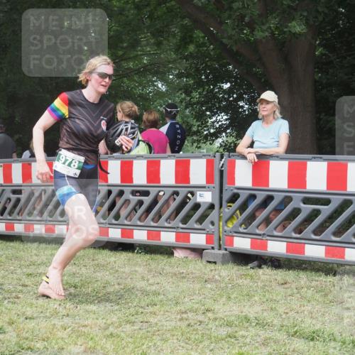 21.06.2025 - 27. Vierlanden-Triathlon KatJ http://msf.ph/oto/7994917 15.06.2025 12:44:12 Ziel 978 meine-sportfotos.de